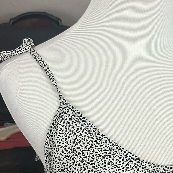 Floral and Patterned Women's Tops - Picture 7 of 9